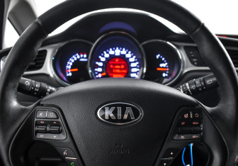 Подержанный автомобиль Kia Ceed Wagon 2018 года (17 фото)