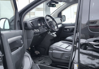 Подержанный автомобиль Peugeot Traveller 2018 года (13 фото)