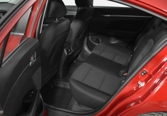 Подержанный автомобиль Hyundai Elantra Sedan 2019 года (13 фото)