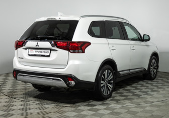Подержанный автомобиль Mitsubishi Outlander 2019 года (5 фото)