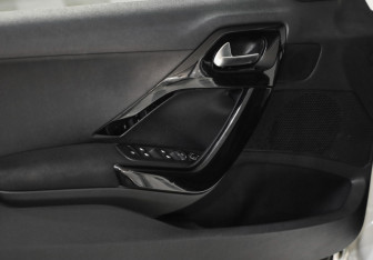Подержанный автомобиль Peugeot 208 2013 года (16 фото)