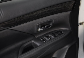Подержанный автомобиль Mitsubishi Outlander 2015 года (19 фото)