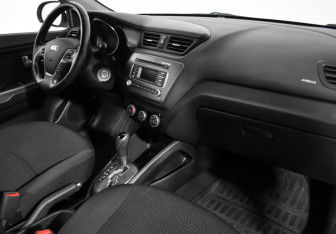 Подержанный автомобиль Kia Rio Sedan 2016 года (12 фото)