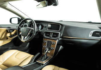 Подержанный автомобиль Volvo V40 Cross Country 2017 года (9 фото)