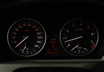 Подержанный автомобиль BMW X5 2010 года (12 фото)