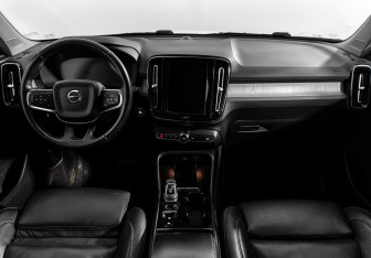 Подержанный автомобиль Volvo XC40 2018 года (15 фото)