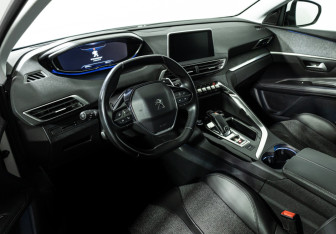 Подержанный автомобиль Peugeot 3008 2018 года (11 фото)