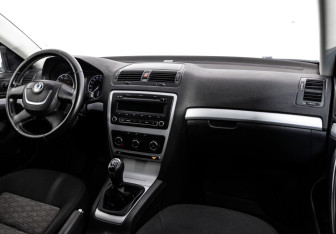 Подержанный автомобиль Skoda Octavia Liftback 2011 года (9 фото)