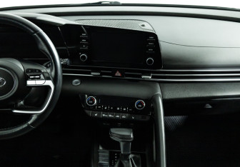 Подержанный автомобиль Hyundai Elantra Sedan 2022 года (14 фото)