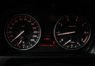 Подержанный автомобиль BMW X1 2014 года (12 фото)