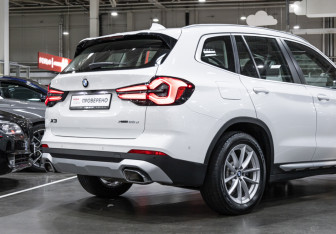 Подержанный автомобиль BMW X3 2022 года (8 фото)