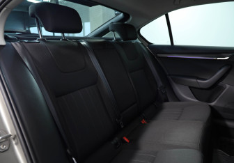 Подержанный автомобиль Skoda Octavia Liftback 2018 года (17 фото)