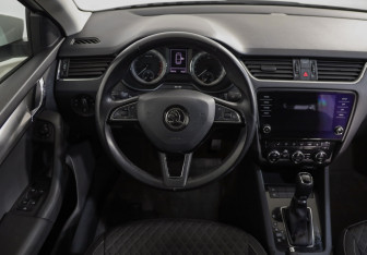 Подержанный автомобиль Skoda Octavia Liftback 2018 года (10 фото)