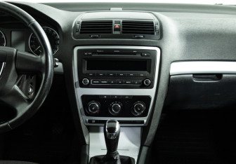 Подержанный автомобиль Skoda Octavia Liftback 2011 года (14 фото)