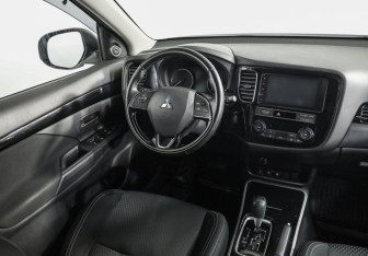 Подержанный автомобиль Mitsubishi Outlander 2019 года (9 фото)