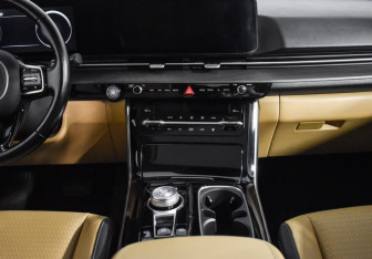 Подержанный автомобиль Kia Carnival 2021 года (18 фото)