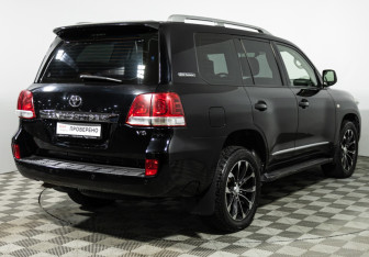 Подержанный автомобиль Toyota Land Cruiser Suv 2011 года (5 фото)