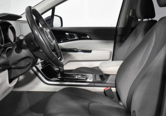 Подержанный автомобиль Kia Carnival 2021 года (10 фото)