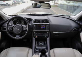 Подержанный автомобиль Jaguar F-Pace 2017 года (10 фото)