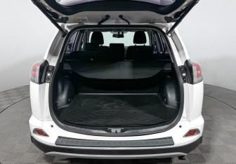 Подержанный автомобиль Toyota RAV4 2016 года (19 фото)