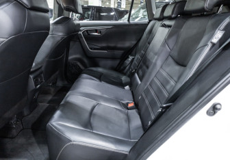 Подержанный автомобиль Toyota RAV4 2022 года (13 фото)