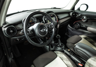 Подержанный автомобиль MINI Hatch 2015 года (11 фото)