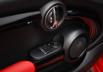 Подержанный автомобиль MINI Hatch 2020 года (16 фото)