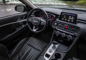 Подержанный автомобиль Genesis G70 2019 года (10 фото)