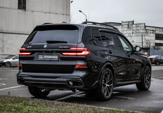Подержанный автомобиль BMW X7 2023 года (6 фото)