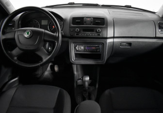 Подержанный автомобиль Skoda Fabia Hatchback 2011 года (13 фото)