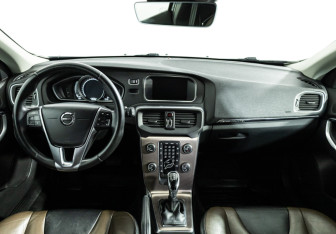 Подержанный автомобиль Volvo V40 Cross Country 2017 года (13 фото)