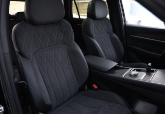 Подержанный автомобиль Geely Monjaro 2025 года (30 фото)