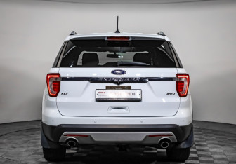 Подержанный автомобиль Ford Explorer 2017 года (6 фото)