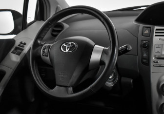 Подержанный автомобиль Toyota Yaris Hatchback 2006 года (15 фото)