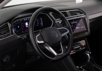 Подержанный автомобиль Volkswagen Tiguan 2021 года (13 фото)