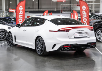 Подержанный автомобиль Kia Stinger 2023 года (12 фото)