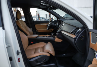 Подержанный автомобиль Volvo XC90 2017 года (28 фото)