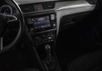 Подержанный автомобиль Skoda Rapid Liftback 2018 года (19 фото)