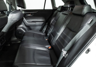 Подержанный автомобиль Toyota RAV4 2020 года (10 фото)