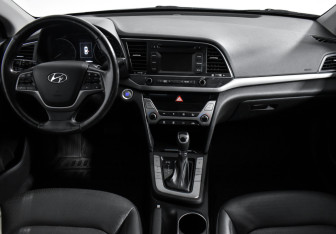 Подержанный автомобиль Hyundai Elantra Sedan 2018 года (15 фото)