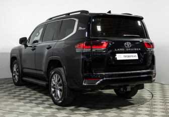 Подержанный автомобиль Toyota Land Cruiser Suv 2021 года (7 фото)