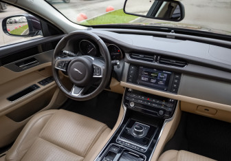 Подержанный автомобиль Jaguar XF Sedan 2018 года (9 фото)