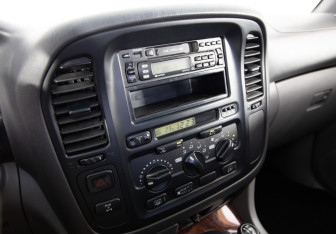 Подержанный автомобиль Toyota Land Cruiser Suv 1999 года (16 фото)