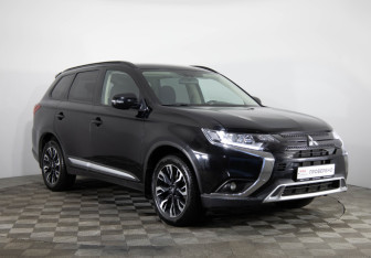 Подержанный автомобиль Mitsubishi Outlander 2021 года (3 фото)