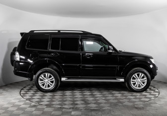 Подержанный автомобиль Mitsubishi Pajero 2015 года (5 фото)