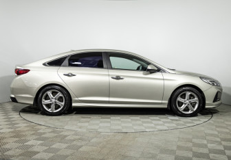 Подержанный автомобиль Hyundai Sonata 2017 года (4 фото)
