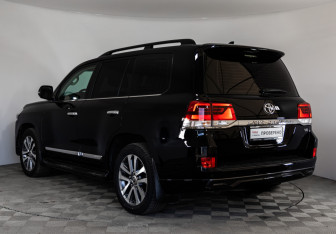 Подержанный автомобиль Toyota Land Cruiser Suv 2016 года (7 фото)