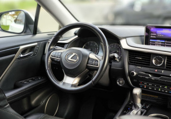 Подержанный автомобиль Lexus RX 2019 года (13 фото)