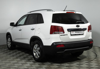 Подержанный автомобиль Kia Sorento 2012 года (7 фото)