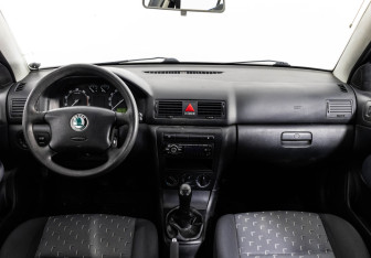 Подержанный автомобиль Skoda Octavia Liftback 2008 года (10 фото)